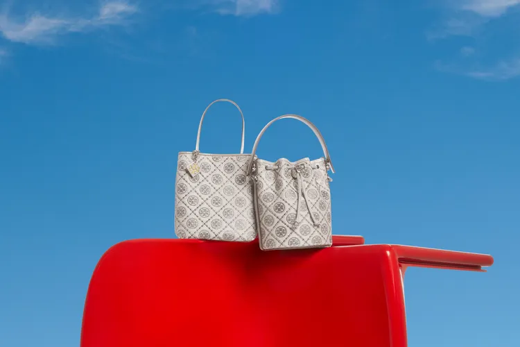 TORY BURCH蛇年系列T Monogram綴飾迷你托特包（左起）1萬8900元、T Monogram綴飾迷你水桶包2萬900元。品牌提供