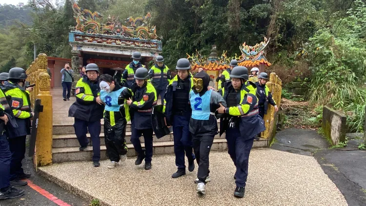 歹徒落網，演練結束。警方提供