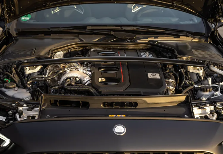 AMG C63捨去了過去4.0升V8渦輪增壓引擎，改採用2.0升直列四缸渦輪增壓引擎，配上插電式油電混合系統，可以帶來680匹的最大馬力，以及1,020牛頓米的扭力輸出，0-100km/h加速依舊3.4秒即可完成。原廠照片