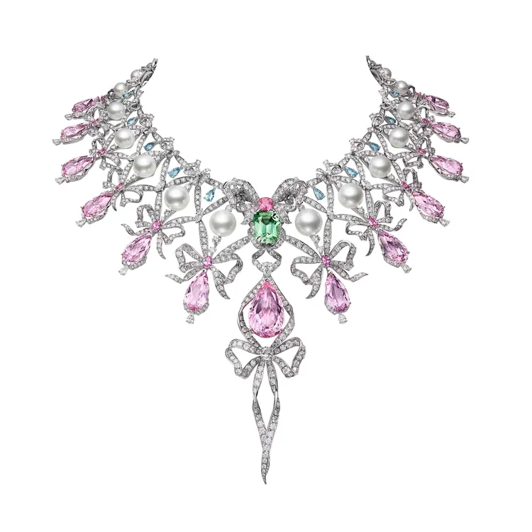 MIKIMOTO頂級珠寶系列The Bows飄逸緞帶洛可可風格彩寶項鍊。品牌提供