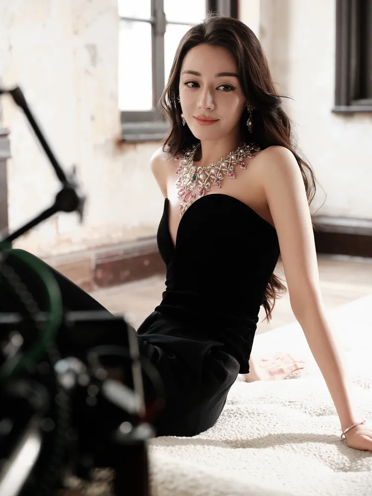 迪麗熱巴演繹MIKIMOTO頂級珠寶系列The Bows作品。品牌提供