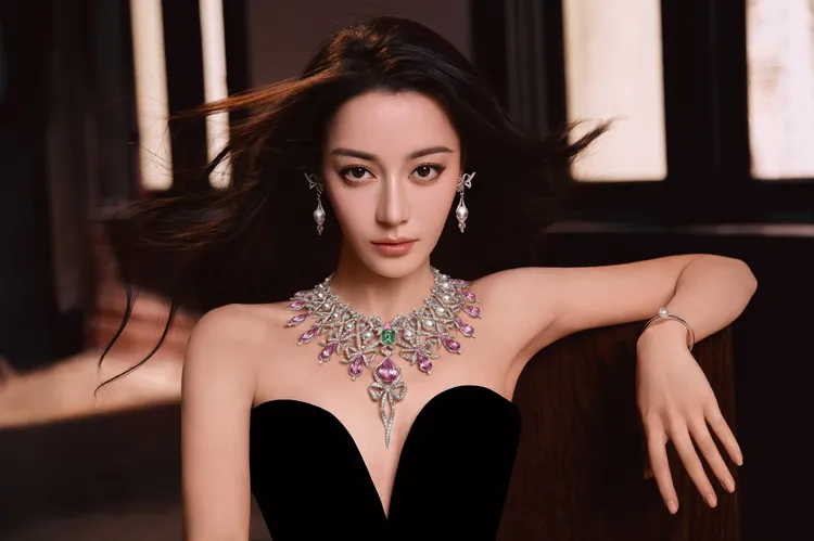 迪麗熱巴演繹MIKIMOTO頂級珠寶系列The Bows作品。品牌提供