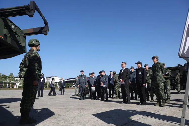 立法院國防外交委員會考察海馬士多管火箭系統。摘自王定宇臉書