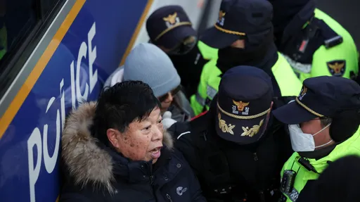 韓國公搜處進入尹錫悅官邸　執行逮捕令警察與維安警衛對峙中