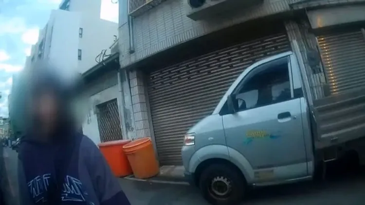 陳女向警方說明遇詐過程，還生氣說：「我已化完妝了，都沒人和我吃飯！」民眾提供