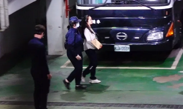 應曉薇獨自搭北院警備車重回北所羈押禁見。莊宗達攝
