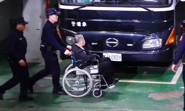 沈慶京坐輪椅搭囚車回看守所。莊宗達攝