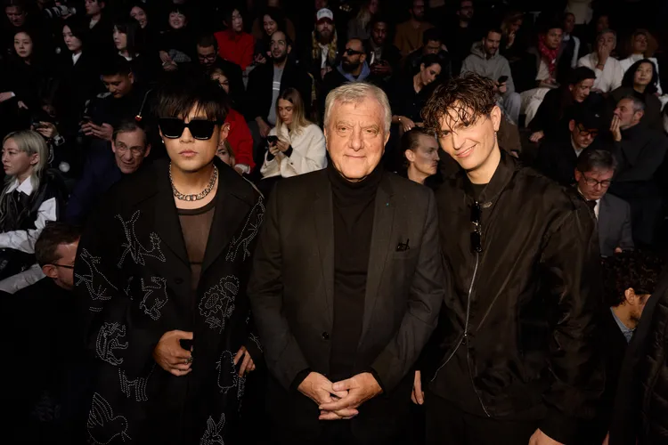 周杰倫與LVMH時尚集團CEO Sidney Toledano、法國演員也是Dior品牌大使Raphael Quenard合影。杰威爾音樂