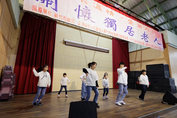 各團體展現活力為現場募年菜炒熱氛圍。新竹市府提供