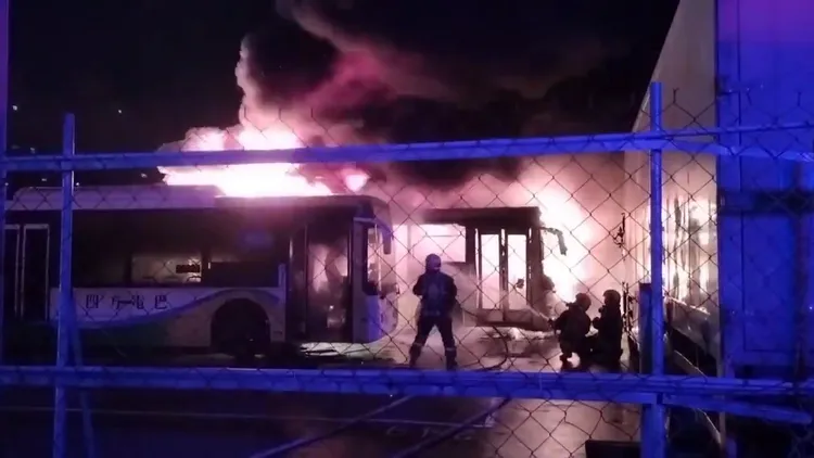 四方客運9輛電動巴士去年10月在台中某停車場被燒毀，消防局事後調查證實為鋰電池過度放電導致。資料照片