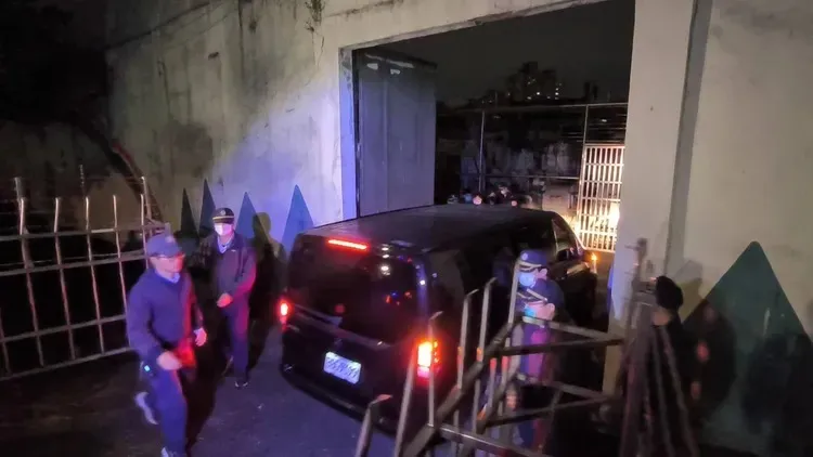 禮儀公司車輛從北所側門進入將黃麟凱遺體載送至板橋殯儀館。讀者提供