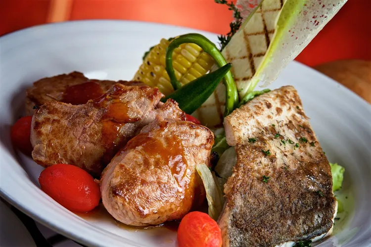 梅香豬里肌佐鱸魚雙饗。業者提供