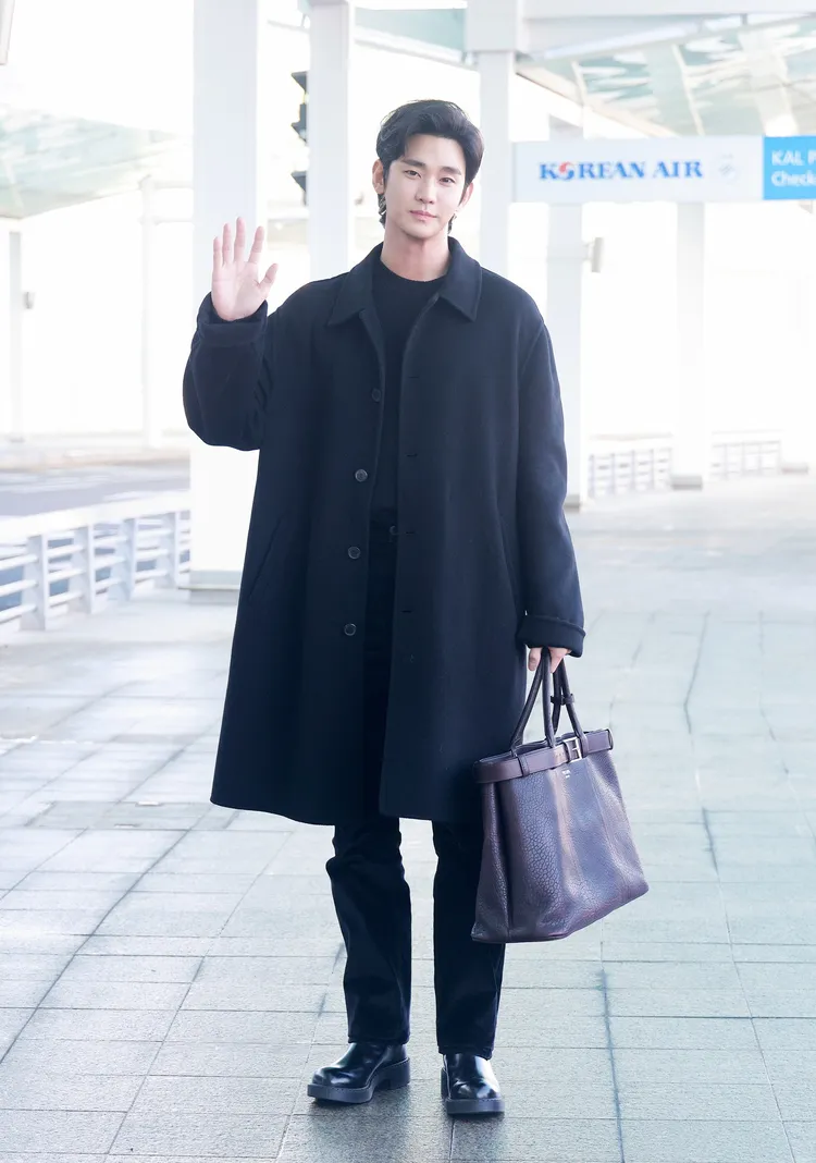 金秀賢現身韓國機場，將飛往米蘭欣賞PRADA 男裝秀。品牌提供