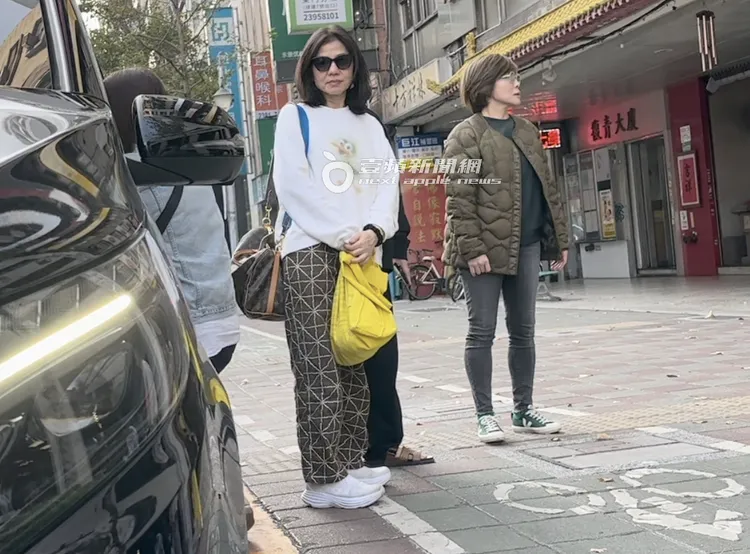 鍾楚紅（左起）在保母車旁等助理放東西，寬姊和經紀人柴曉倩等大家合照。特勤中心攝