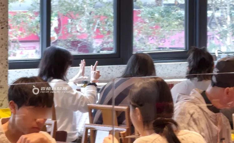 鍾楚紅（左）跟邱瓈寬在鼎泰豐新生店大啖牛肉麵，手指比出數字。特勤中心攝