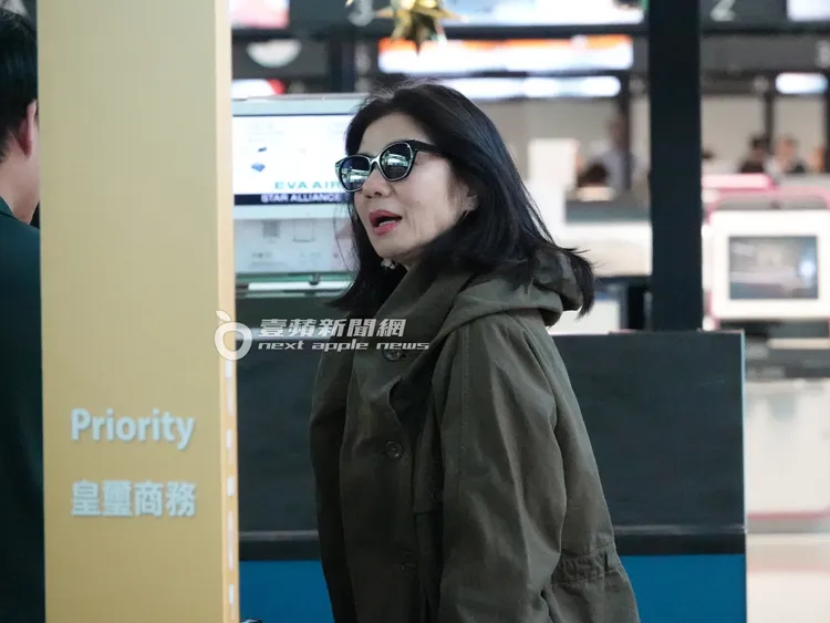 鍾楚紅等待行李託運，走到一旁皇璽商務櫃檯看看。特勤中心攝