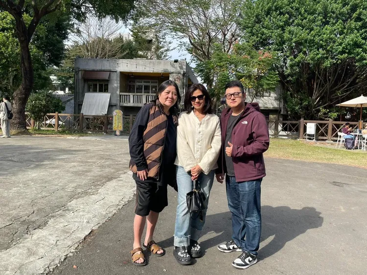 前警政署長王卓鈞小兒子王惟正（右起）與鍾楚紅、寬姊合影。翻攝臉書