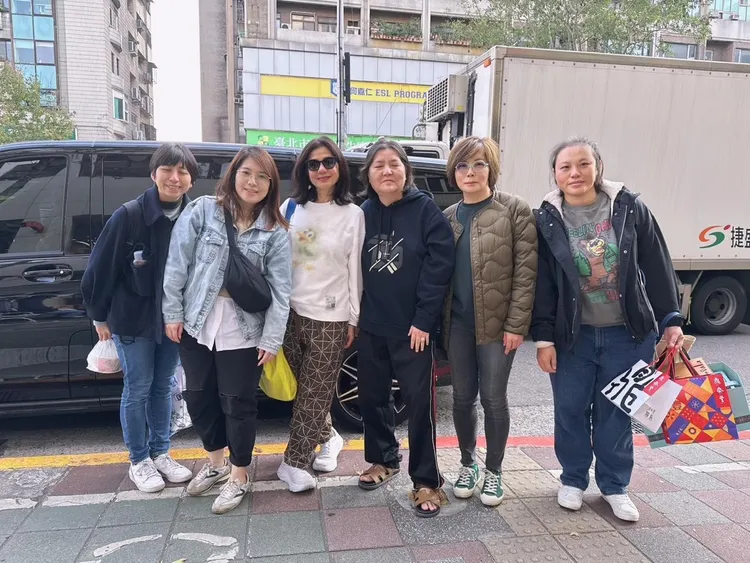 「寬姊」邱瓈寬（右三）作東，過年前招待鍾楚紅和團隊吃鼎泰豐。翻攝臉書