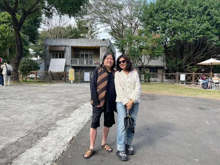 「寬姊」邱瓈寬（左）跟鍾楚紅到眷村公園吃牛肉麵。翻攝臉書