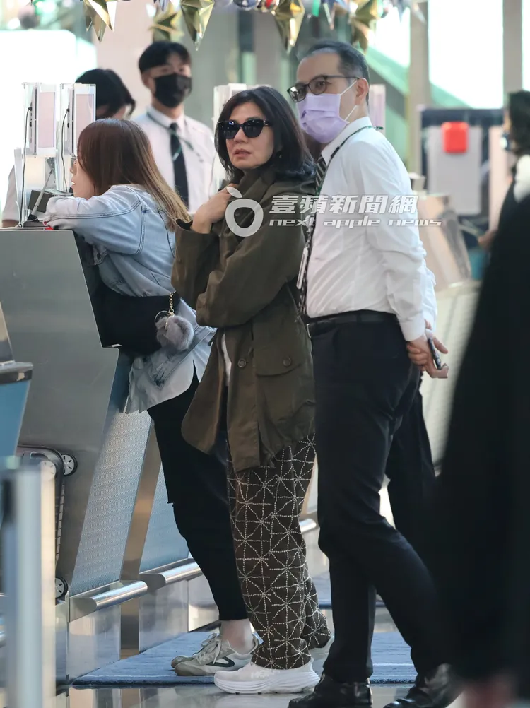 鍾楚紅（中）與助理在長榮航空鑽石卡櫃台報到等行李託運。特勤中心攝