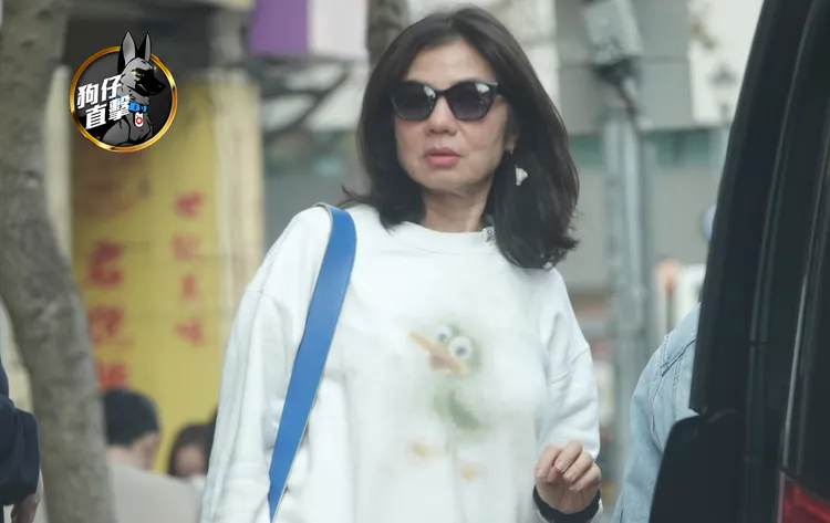 香港凍齡女神鍾楚紅，搭賓士保母車到鼎泰豐新生店下車。特勤中心攝