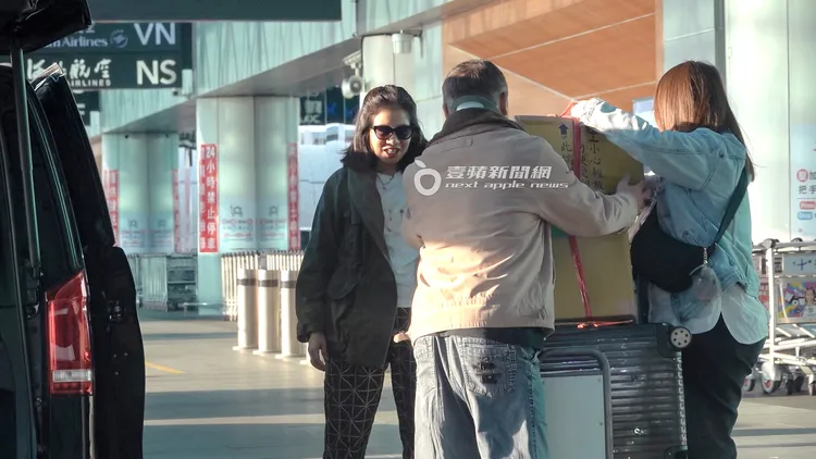 鍾楚紅（左）到第二航廈下車，並感謝司機大哥幫忙拿行李。特勤中心攝