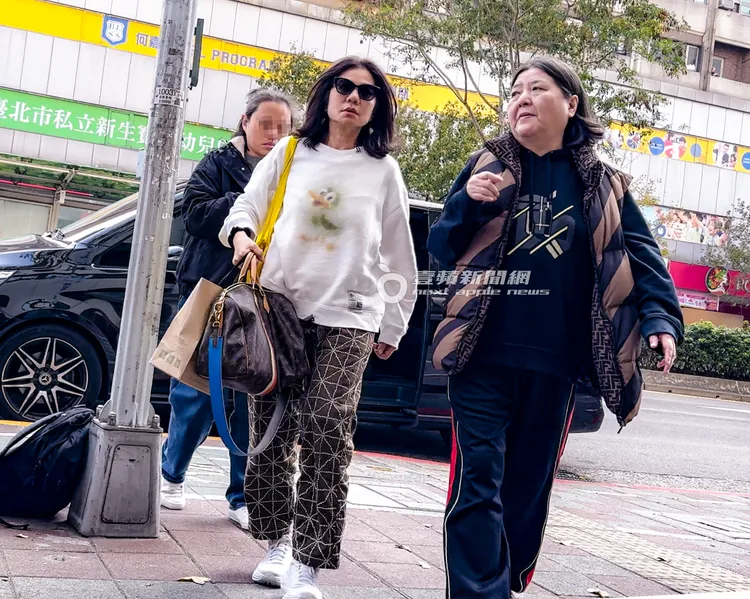 港星鍾楚紅（左）下車和「寬姊」邱瓈寬會合，到鼎泰豐新生店餐敘。特勤中心攝
