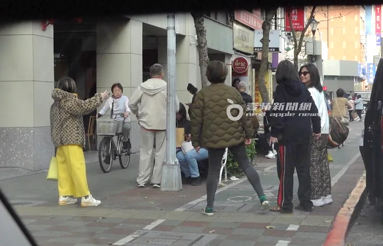 鍾楚紅（右起）在鼎泰豐門前與寬姊、柴曉倩等好友準備拍大合照。特勤中心攝