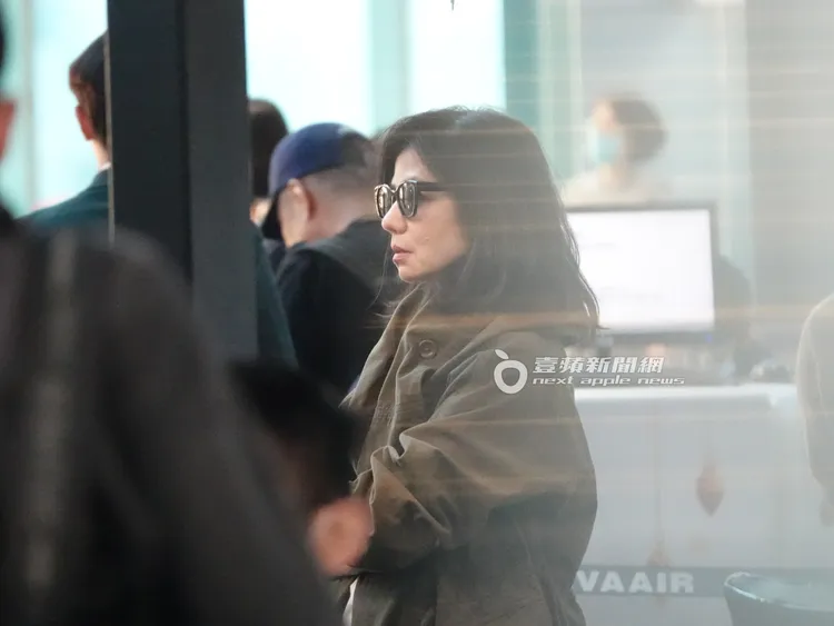 鍾楚紅在長榮航空櫃台等行李過安檢。特勤中心攝