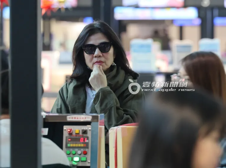 鍾楚紅走到長榮航空鑽石卡櫃台報到。特勤中心攝