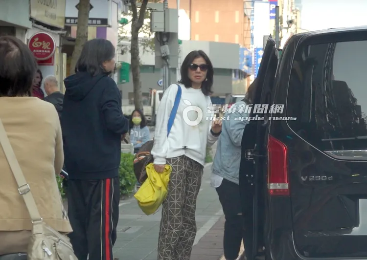 「寬姊」邱瓈寬（左）送鍾楚紅上保母車放東西。特勤中心攝