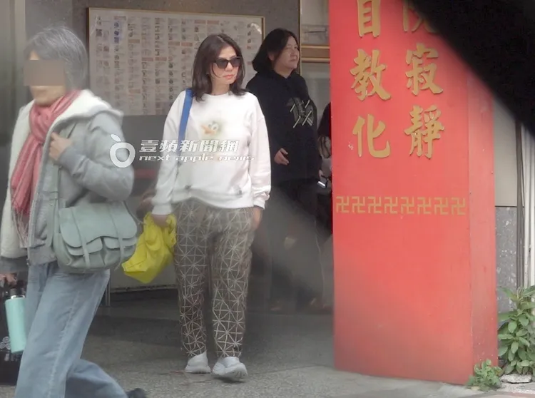 鍾楚紅（中）跟寬姊用完餐，走向保母車。特勤中心攝