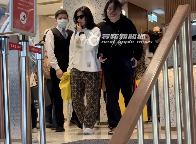 鍾楚紅（中）用完餐跟「寬姊」邱瓈寬步出鼎泰豐。特勤中心攝