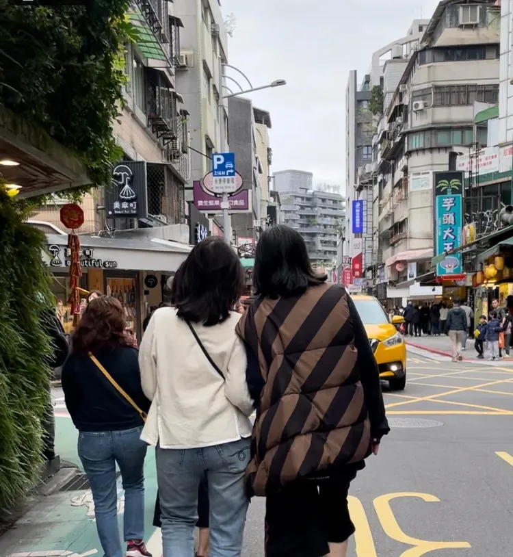 「寬姊」邱瓈寬（右）和鍾楚紅一起逛永康街商圈。翻攝臉書