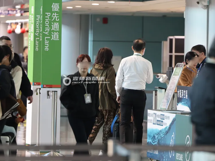 鍾楚紅（中）由長榮航空地勤人員陪同從優先通道禮遇通關。特勤中心攝