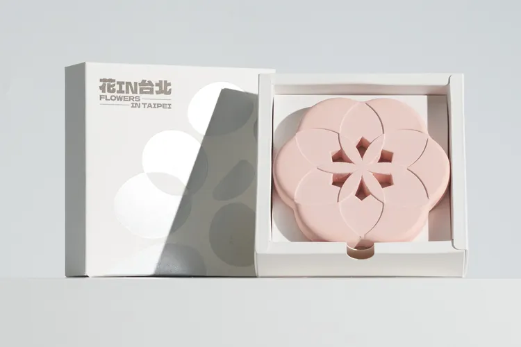 「花IN台北。春之美」專案加贈限量「花IN台北擴香石.吸水杯墊」。業者提供