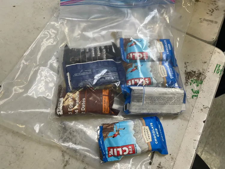 零食袋中藏有毒品闖海關。翻攝畫面