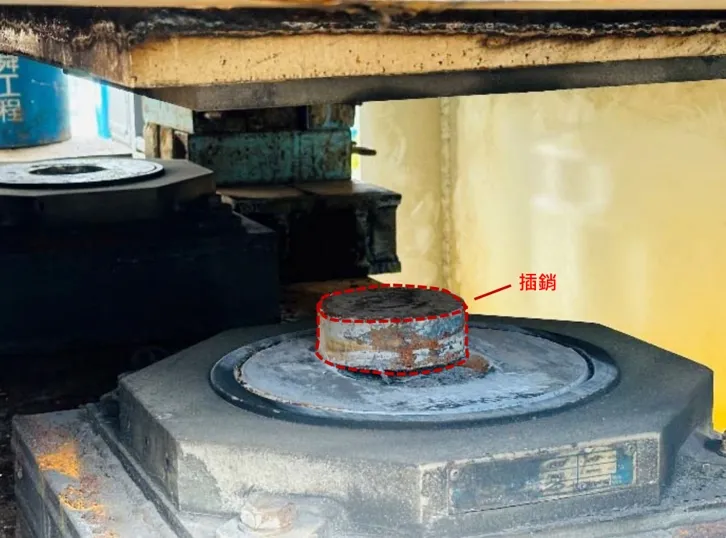 地震後支承插銷留在錯位下方。新北市府提供