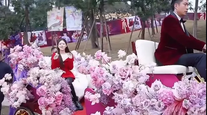 趙露思坐花車亮相。翻攝摸魚頻道微博
