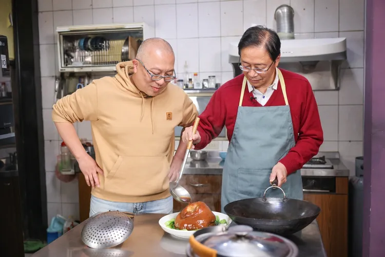 張善政除夕秀廚廚。桃園市府提供