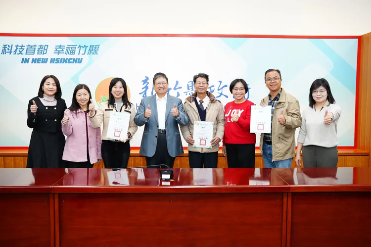 楊文科頒獎竹縣閱讀推動績優學校。新竹縣府提供