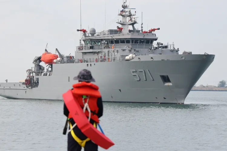 國造新型救難艦大武號首次登場，在左營港內由消防水砲射水。李俊毅攝