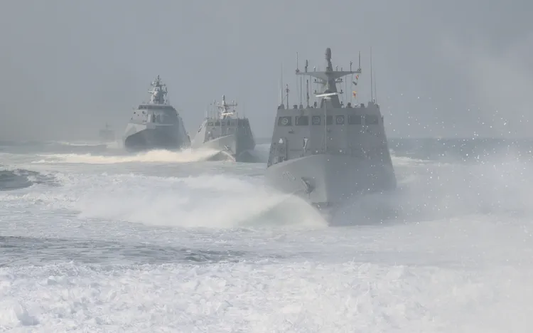 海軍艦指部所屬的光華六號飛彈快艇、沱江艦等6艘軍艦緊急出港，模擬對來犯敵軍發射雄風反艦飛彈，展現出強大的濱海作戰打擊能力。李俊毅攝