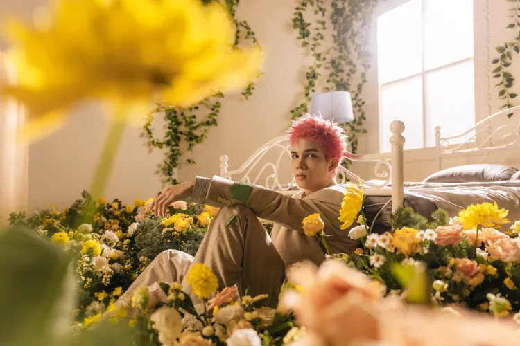 MV中派偉俊的部分則以「花」作為主題呈現視覺。杰威爾提供