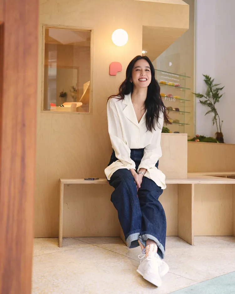 陳庭妮以白襯衫、牛仔褲休閒裝扮搭配低筒Kick鞋。品牌提供