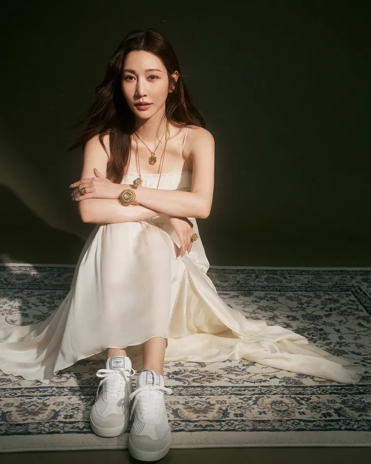 曾莞婷以絲質飄逸洋裝搭配低筒Kick鞋。品牌提供