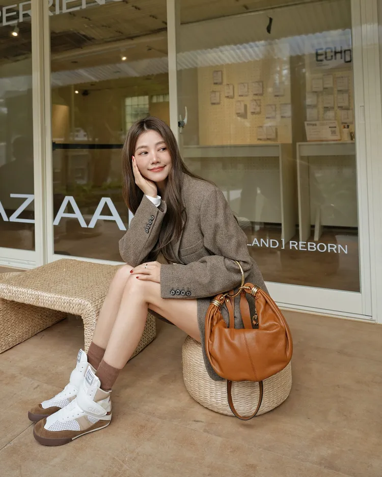 許路兒示範了棕色Kick高筒款式。品牌提供