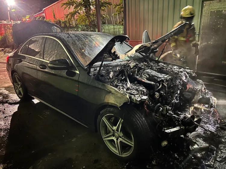 消防人員5分鐘內撲滅火勢，但車頭損毀嚴重。民眾提供