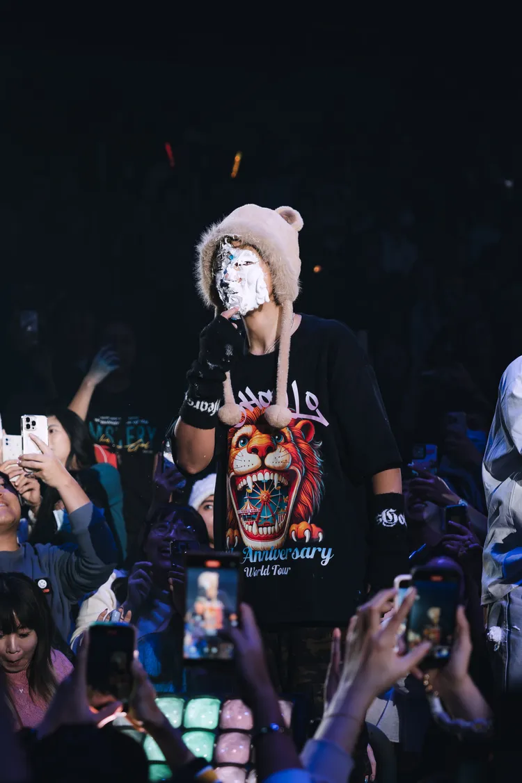 羅志祥被砸到「面目全非」。寛宏藝術 X 華納音樂提供