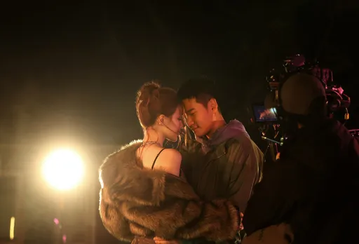 周興哲才升格2寶爸 下一秒跟舒華親密照曝光了